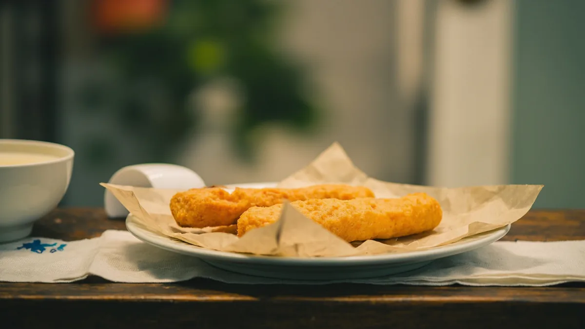 Youtiao (fried dough sticks): 油条