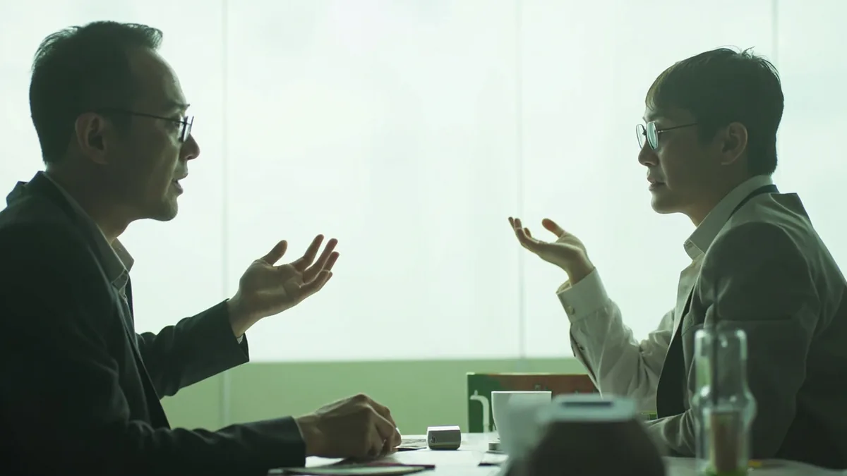 Two colleagues begin a meeting with a direct discussion of a topic, illustrating “direct to the point” in Chinese: 开门见山 (kāi mén jiàn shān)