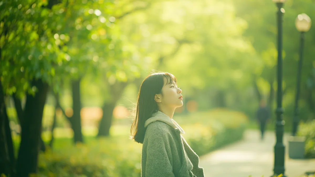 A person enjoys a mild day outdoors in a park, illustrating “april” in Chinese: 四月 (sì yuè)