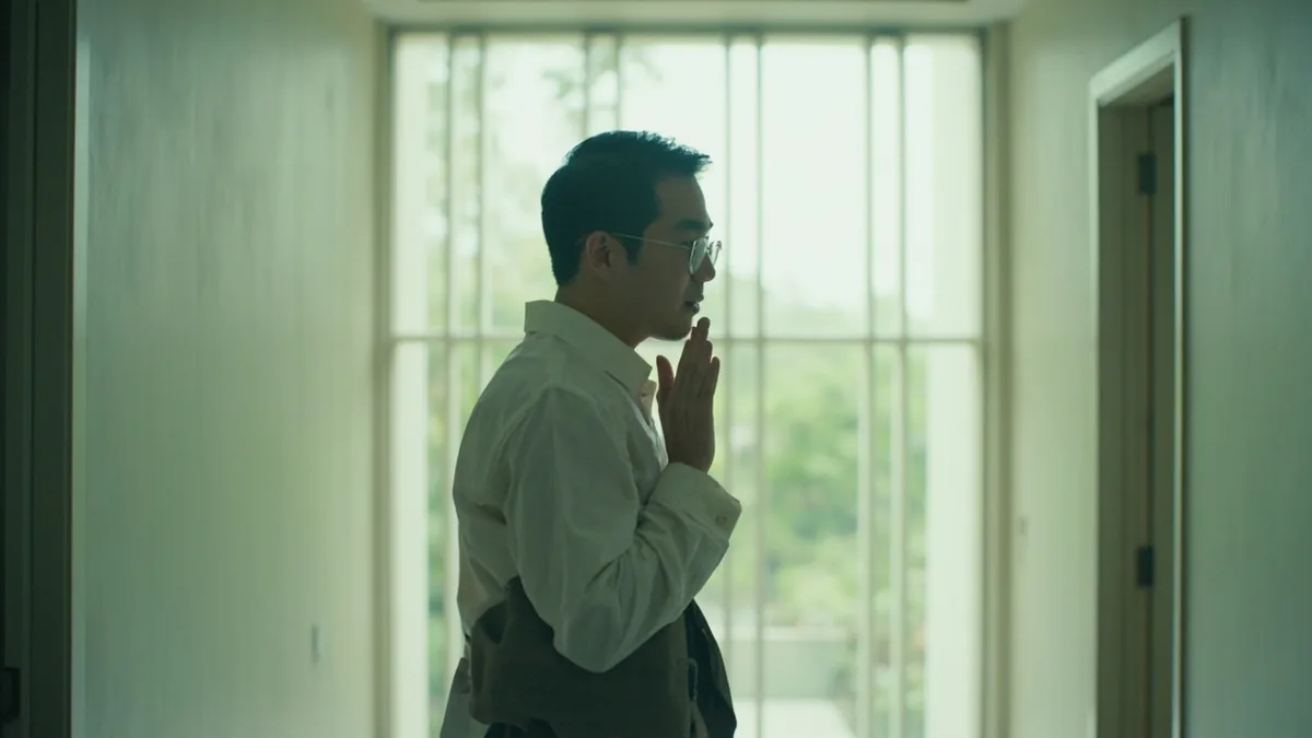 An adult politely excuses themselves from a hallway conversation, gesturing toward a meeting room, illustrating “I'm about to go into a meeting” in Chinese: 我要开会了 (wǒ yào kāihuì le)