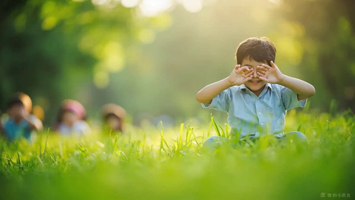 Children gather in a park, one covering eyes to start a game, illustrating “let's play hide-and-seek” in Chinese: 玩捉迷藏 (wán zhuōmícáng)