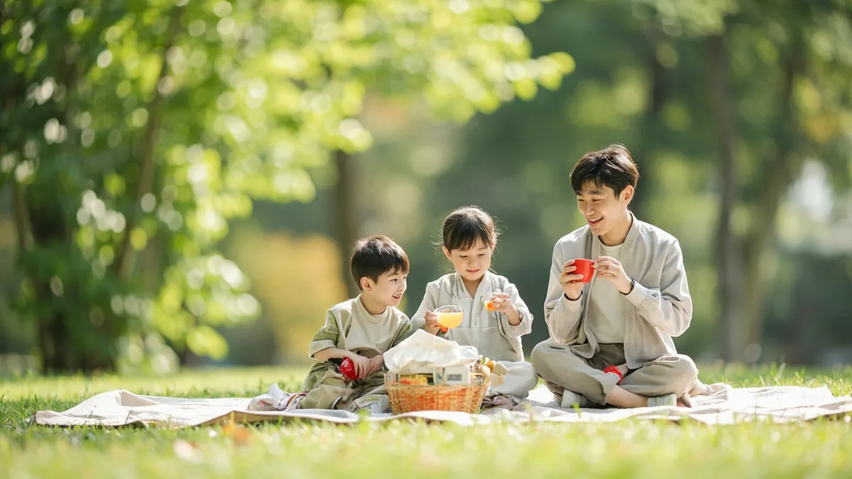 A family enjoys a comfortable outdoor picnic in pleasant spring weather, illustrating “may” in Chinese: 五月 (wǔ yuè)