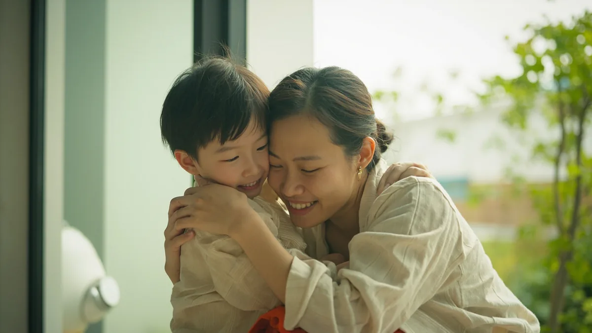 A mother embraces her young child warmly, showing affection, illustrating “mommy loves you” in Chinese: 妈妈爱你 (māma ài nǐ)