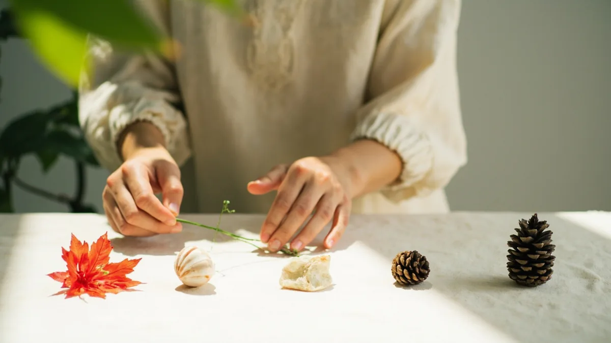 Hands arrange seasonal objects marking the months, illustrating “months” in Chinese: 月份 (yuèfèn)
