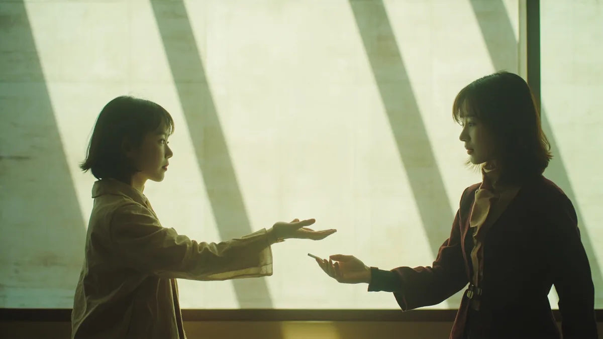 A person politely gestures with an open hand, asking another not to light a cigarette, illustrating “please don't smoke here” in Chinese: 请不要在这里吸烟 (qǐng búyào zài zhèli xīyān)