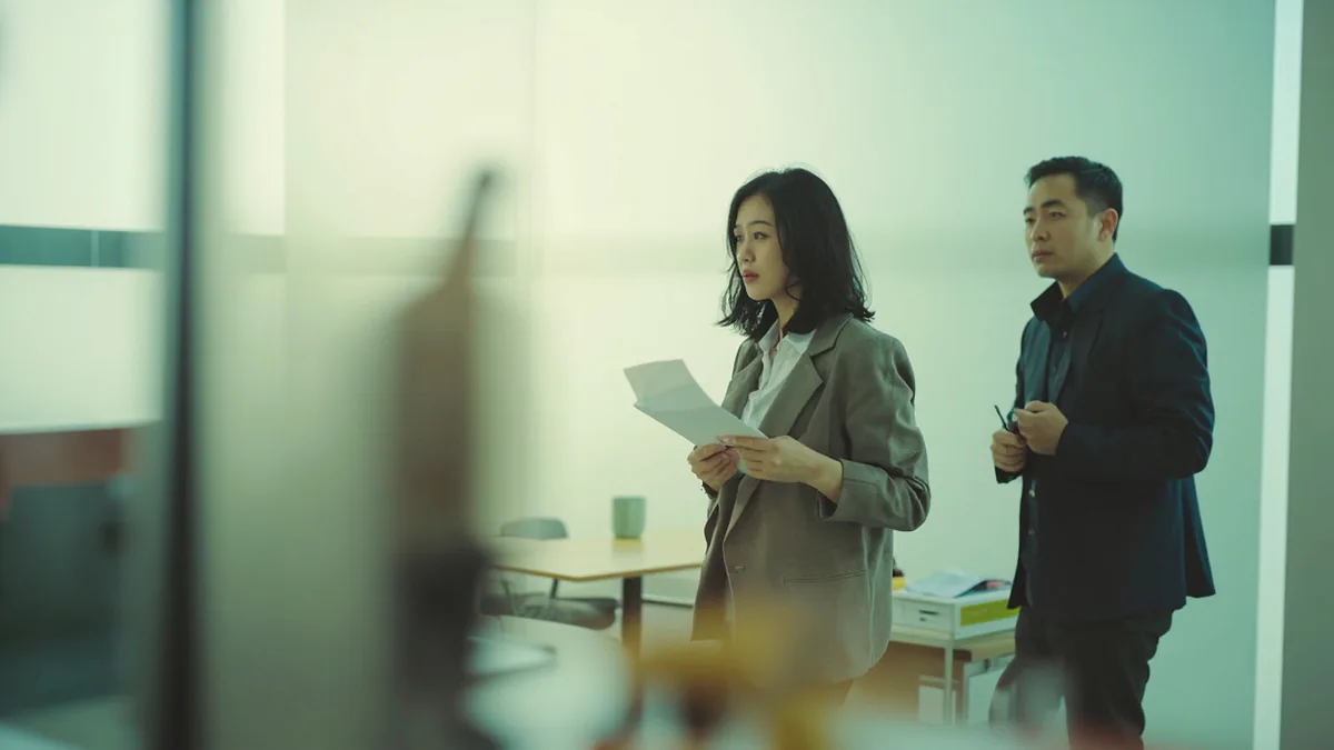 Colleagues at a workplace conclude a discussion with a thoughtful look, illustrating “we'll discuss it internally” in Chinese: 我们内部讨论一下 (wǒmen nèibù tǎolùn yīxià)